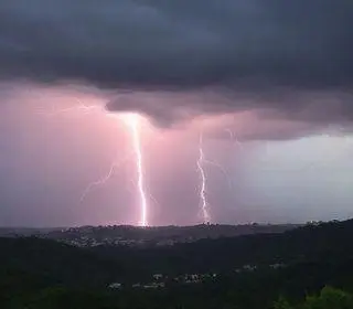 trovões e raios em Sapucaia do Sul
