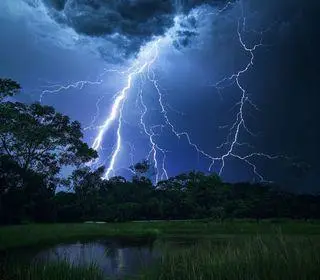 trovões e raios