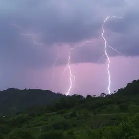 trovões e raios em Sapucaia do Sul