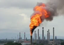 chama alta e fumaça no Polo Petroquímico de Triunfo